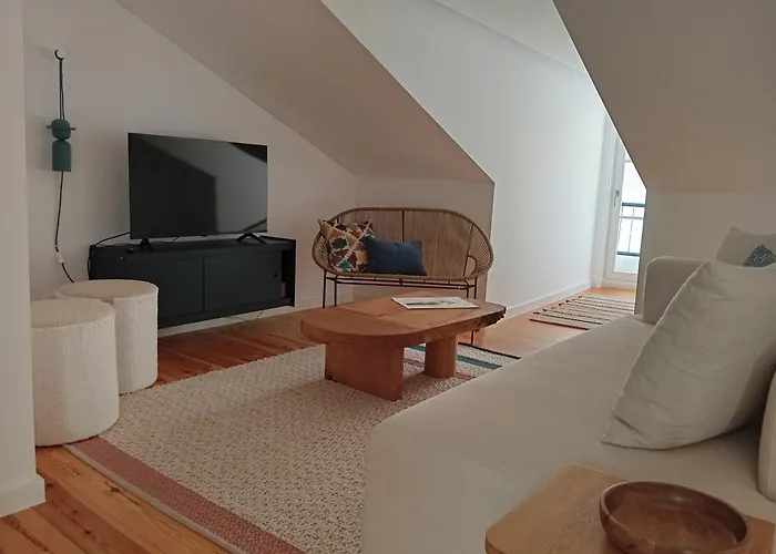 New Sophisticated Penthouse For Up To 10 Guests Appartamento Lisbona