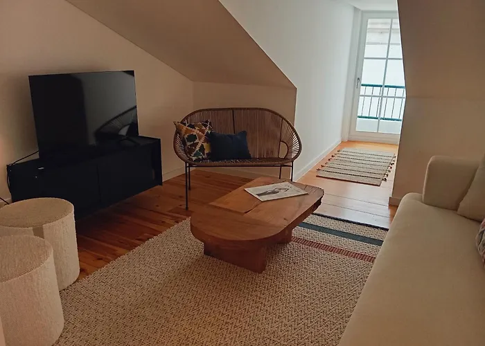 New Sophisticated Penthouse For Up To 10 Guests Лиссабон